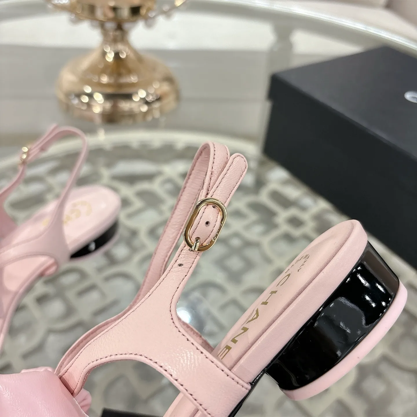 👟👟Ex-factory price 560👟👟 CHANEL 25ss spring and summer new counter top double C bow sandals. This classic design; bow with double C embellishment, playful and elegant, multiple color matching elements... Diversified mix and match is very beautiful and versatile, very light and comfortable on the feet, super delicate and elegant... ꫛꫀꪝ Go➫ Material: Upper: Original customized imported sheepskin Inner: Original custom-made sheepskin lining Outsole: Original custom-made Italian through-dyed genuine leather outsole Size: 35–40 (40 and 41 are custom-made and cannot be returned or exchanged)